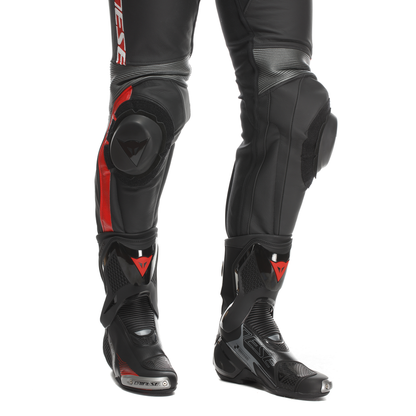 U28_BLACK/ANTHRACITE/RED-LAVA